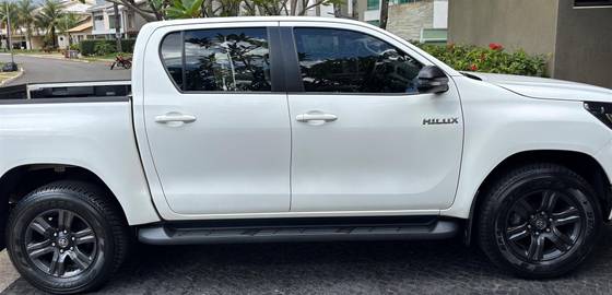 TOYOTA HILUX 2.8 D-4D TURBO DIESEL CD SRX LIMITED 4X4 AUTOMÁTICO